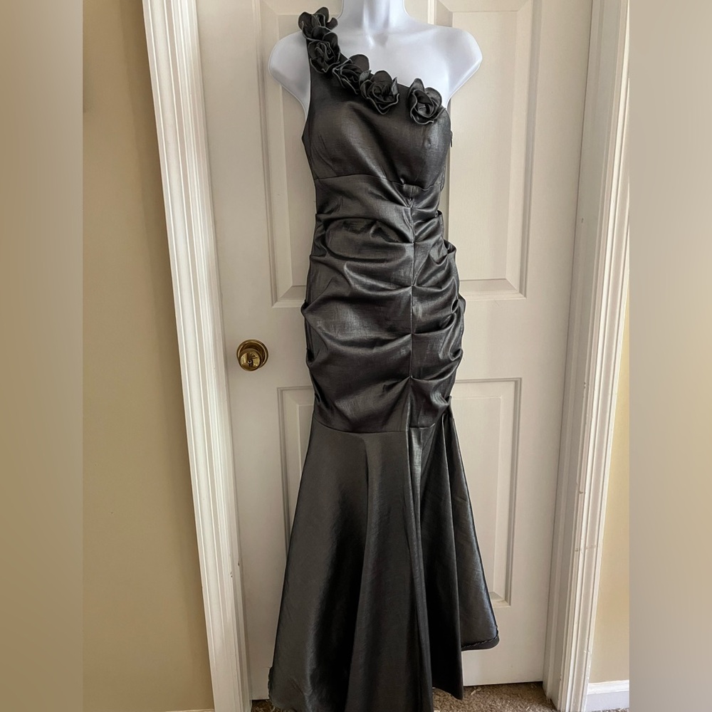 Blondie Nites by Stacy Sklar Elegant Gray One-Shoulder Formal Gown, Size 7